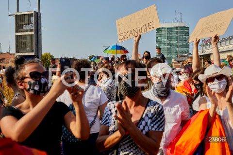  09.08.2020 GDANSK<br />
PROTEST PRZECIWKO PRZEMOCY WLADZY. STOP BZDUROM W GDANSKU<br />
AKCJA ZORGANIZOWANA W RAMACH SPRZECIWU WOBEC PRZEMOCY POLICJI I ARESZTU DZIALACZY LGBT<br />
N/Z MANIFESTANCI LGBTQ Z TRANSPARENTAMI WSPIERAM KOCHAM SZANUJE JESZCZE BEDZIE NORMALNIE<br />
 