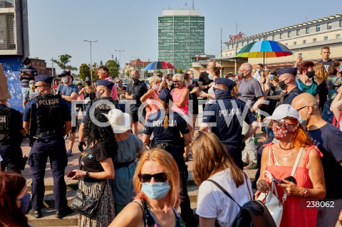  09.08.2020 GDANSK<br />
PROTEST PRZECIWKO PRZEMOCY WLADZY. STOP BZDUROM W GDANSKU<br />
AKCJA ZORGANIZOWANA W RAMACH SPRZECIWU WOBEC PRZEMOCY POLICJI I ARESZTU DZIALACZY LGBT<br />
N/Z POLICJA STOJACA Z BOKU MANIFESTACJI<br />
 