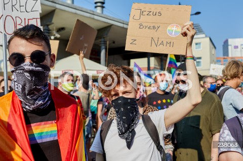  09.08.2020 GDANSK<br />
PROTEST PRZECIWKO PRZEMOCY WLADZY. STOP BZDUROM W GDANSKU<br />
AKCJA ZORGANIZOWANA W RAMACH SPRZECIWU WOBEC PRZEMOCY POLICJI I ARESZTU DZIALACZY LGBT<br />
N/Z MANIFESTANCI LGBTQ Z TRANSPARENTAMI JEZUS BYLBY Z NAMI LAPY PRECZ OD KOBIET<br />
 