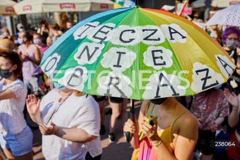  09.08.2020 GDANSK<br />
PROTEST PRZECIWKO PRZEMOCY WLADZY. STOP BZDUROM W GDANSKU<br />
AKCJA ZORGANIZOWANA W RAMACH SPRZECIWU WOBEC PRZEMOCY POLICJI I ARESZTU DZIALACZY LGBT<br />
N/Z MANIFESTANCI LGBTQ Z TENCZOWYM PARASOLEM TENCZA NIE OBRAZA<br />
 