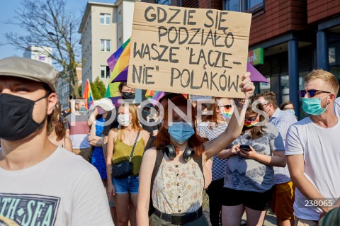  09.08.2020 GDANSK<br />
PROTEST PRZECIWKO PRZEMOCY WLADZY. STOP BZDUROM W GDANSKU<br />
AKCJA ZORGANIZOWANA W RAMACH SPRZECIWU WOBEC PRZEMOCY POLICJI I ARESZTU DZIALACZY LGBT<br />
N/Z MANIFESTANCI LGBTQ Z TRANSPARENTAMI GDZIE SIE PODZIALO WASZE LONCZENIE POLAKOW<br />
 