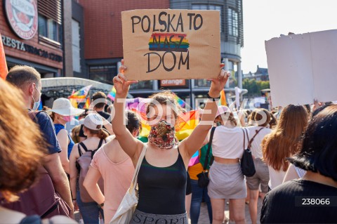  09.08.2020 GDANSK<br />
PROTEST PRZECIWKO PRZEMOCY WLADZY. STOP BZDUROM W GDANSKU<br />
AKCJA ZORGANIZOWANA W RAMACH SPRZECIWU WOBEC PRZEMOCY POLICJI I ARESZTU DZIALACZY LGBT<br />
N/Z MANIFESTANCI LGBTQ Z TRANSPARENTAMI POLSKA TO NASZ DOM<br />
 