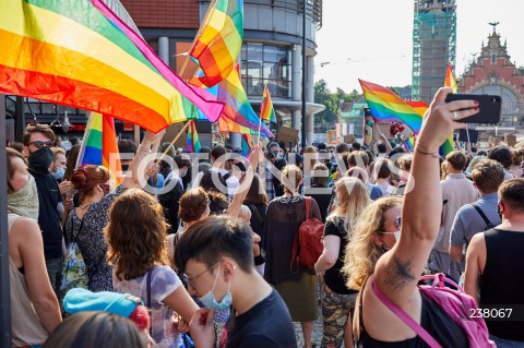  09.08.2020 GDANSK<br />
PROTEST PRZECIWKO PRZEMOCY WLADZY. STOP BZDUROM W GDANSKU<br />
AKCJA ZORGANIZOWANA W RAMACH SPRZECIWU WOBEC PRZEMOCY POLICJI I ARESZTU DZIALACZY LGBT<br />
N/Z MANIFESTANCI LGBTQ Z FLAGAMI LGBT<br />
 