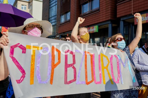  09.08.2020 GDANSK<br />
PROTEST PRZECIWKO PRZEMOCY WLADZY. STOP BZDUROM W GDANSKU<br />
AKCJA ZORGANIZOWANA W RAMACH SPRZECIWU WOBEC PRZEMOCY POLICJI I ARESZTU DZIALACZY LGBT<br />
N/Z MANIFESTANCI LGBTQ Z TRANSPARENTEM STOP BZDUROM<br />
 