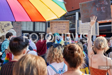  09.08.2020 GDANSK<br />
PROTEST PRZECIWKO PRZEMOCY WLADZY. STOP BZDUROM W GDANSKU<br />
AKCJA ZORGANIZOWANA W RAMACH SPRZECIWU WOBEC PRZEMOCY POLICJI I ARESZTU DZIALACZY LGBT<br />
N/Z MANIFESTANCI LGBTQ Z TRANSPARENTAMI ACAB POLICJA TO SZUJE BEZ ZASAD KOCHAC WSZYSTKICH NIKOGO NIE OSZCZEDZAC<br />
 