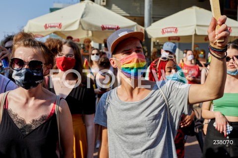  09.08.2020 GDANSK<br />
PROTEST PRZECIWKO PRZEMOCY WLADZY. STOP BZDUROM W GDANSKU<br />
AKCJA ZORGANIZOWANA W RAMACH SPRZECIWU WOBEC PRZEMOCY POLICJI I ARESZTU DZIALACZY LGBT<br />
N/Z MANIFESTANCI LGBTQ W TENCZOWEJ MASECZCE<br />
 