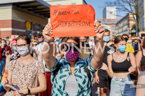  09.08.2020 GDANSK<br />
PROTEST PRZECIWKO PRZEMOCY WLADZY. STOP BZDUROM W GDANSKU<br />
AKCJA ZORGANIZOWANA W RAMACH SPRZECIWU WOBEC PRZEMOCY POLICJI I ARESZTU DZIALACZY LGBT<br />
N/Z MANIFESTANCI LGBTQ Z TRANSPARENTEM MUREM ZA STOP BZDUROM<br />
 