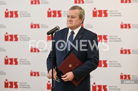  10.08.2020 GDANSK<br />
WIZYTA WICEPREMIERA PIOTRA GLINSKIEGO W GDANSKU<br />
KONFERENCJA W SPRAWIE OBCHODOW 40. ROCZNICY PODPISANIA POROZUMIEN SIERPNIOWYCH ORAZ UTWORZENIA NSZZ SOLIDARNOSC W SALI BHP STOCZNI GDANSKIEJ<br />
N/Z PIOTR GLINSKI<br />
 