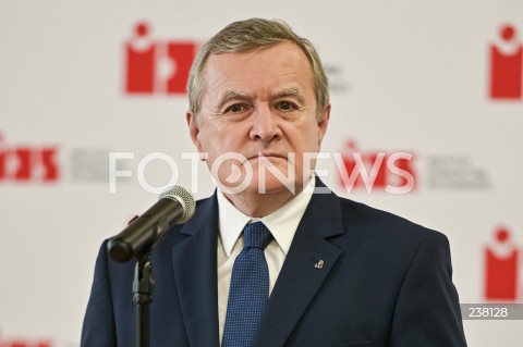  10.08.2020 GDANSK<br />
WIZYTA WICEPREMIERA PIOTRA GLINSKIEGO W GDANSKU<br />
KONFERENCJA W SPRAWIE OBCHODOW 40. ROCZNICY PODPISANIA POROZUMIEN SIERPNIOWYCH ORAZ UTWORZENIA NSZZ SOLIDARNOSC W SALI BHP STOCZNI GDANSKIEJ<br />
N/Z PIOTR GLINSKI<br />
 