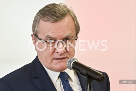  10.08.2020 GDANSK<br />
WIZYTA WICEPREMIERA PIOTRA GLINSKIEGO W GDANSKU<br />
KONFERENCJA W SPRAWIE OBCHODOW 40. ROCZNICY PODPISANIA POROZUMIEN SIERPNIOWYCH ORAZ UTWORZENIA NSZZ SOLIDARNOSC W SALI BHP STOCZNI GDANSKIEJ<br />
N/Z PIOTR GLINSKI<br />
 