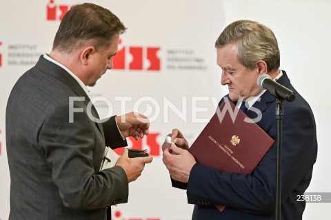  10.08.2020 GDANSK<br />
WIZYTA WICEPREMIERA PIOTRA GLINSKIEGO W GDANSKU<br />
KONFERENCJA W SPRAWIE OBCHODOW 40. ROCZNICY PODPISANIA POROZUMIEN SIERPNIOWYCH ORAZ UTWORZENIA NSZZ SOLIDARNOSC W SALI BHP STOCZNI GDANSKIEJ<br />
N/Z PIOTR DUDA WRECZA PAMIATKOWA MONETE PIOTR GLINSKI<br />
 