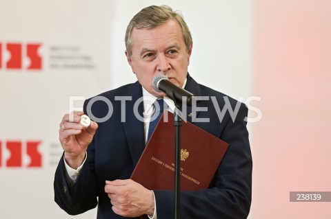  10.08.2020 GDANSK<br />
WIZYTA WICEPREMIERA PIOTRA GLINSKIEGO W GDANSKU<br />
KONFERENCJA W SPRAWIE OBCHODOW 40. ROCZNICY PODPISANIA POROZUMIEN SIERPNIOWYCH ORAZ UTWORZENIA NSZZ SOLIDARNOSC W SALI BHP STOCZNI GDANSKIEJ<br />
N/Z PIOTR DUDA WRECZA PAMIATKOWA MONETE PIOTR GLINSKI<br />
 