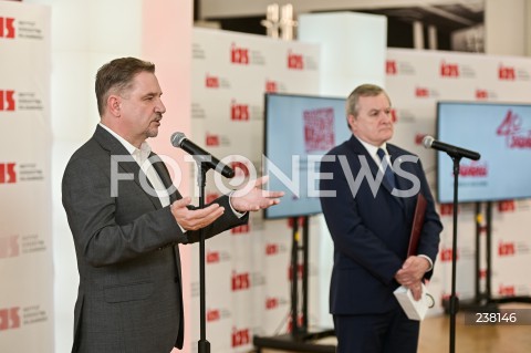  10.08.2020 GDANSK<br />
WIZYTA WICEPREMIERA PIOTRA GLINSKIEGO W GDANSKU<br />
KONFERENCJA W SPRAWIE OBCHODOW 40. ROCZNICY PODPISANIA POROZUMIEN SIERPNIOWYCH ORAZ UTWORZENIA NSZZ SOLIDARNOSC W SALI BHP STOCZNI GDANSKIEJ<br />
N/Z PIOTR GLINSKI PIOTR DUDA<br />
 