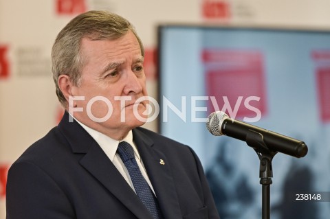  10.08.2020 GDANSK<br />
WIZYTA WICEPREMIERA PIOTRA GLINSKIEGO W GDANSKU<br />
KONFERENCJA W SPRAWIE OBCHODOW 40. ROCZNICY PODPISANIA POROZUMIEN SIERPNIOWYCH ORAZ UTWORZENIA NSZZ SOLIDARNOSC W SALI BHP STOCZNI GDANSKIEJ<br />
N/Z PIOTR GLINSKI<br />
 