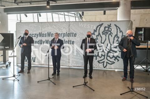  10.08.2020 GDANSK<br />
WIZYTA WICEPREMIERA PIOTRA GLINSKIEGO W GDANSKU<br />
KONFERENCJA W MUZEUM II WOJNY SWIATOWEJ NT. KONKURSU NA OPRACOWANIE KONCEPCJI CMENTARZA WOJSKOWEGO ZOLNIERZY WP NA WESTERPLATTE <br />
N/Z KAROL NAWROCKI PIOTR GLINSKI DARIUSZ DRELICH STANISLAW RADWANSKI<br />
 