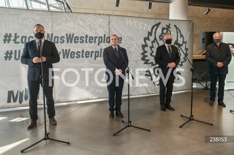  10.08.2020 GDANSK<br />
WIZYTA WICEPREMIERA PIOTRA GLINSKIEGO W GDANSKU<br />
KONFERENCJA W MUZEUM II WOJNY SWIATOWEJ NT. KONKURSU NA OPRACOWANIE KONCEPCJI CMENTARZA WOJSKOWEGO ZOLNIERZY WP NA WESTERPLATTE <br />
N/Z KAROL NAWROCKI PIOTR GLINSKI DARIUSZ DRELICH STANISLAW RADWANSKI<br />
 