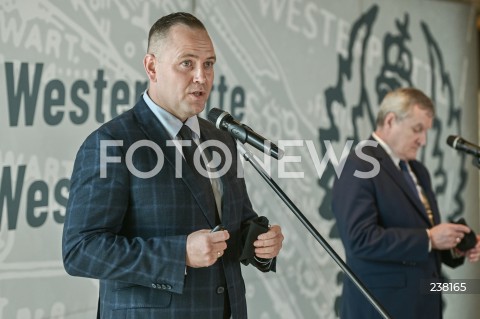  10.08.2020 GDANSK<br />
WIZYTA WICEPREMIERA PIOTRA GLINSKIEGO W GDANSKU<br />
KONFERENCJA W MUZEUM II WOJNY SWIATOWEJ NT. KONKURSU NA OPRACOWANIE KONCEPCJI CMENTARZA WOJSKOWEGO ZOLNIERZY WP NA WESTERPLATTE <br />
N/Z KAROL NAWROCKI PIOTR GLINSKI <br />
 