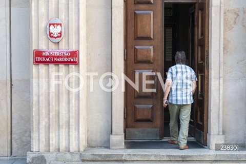  11.08.2020 WARSZAWA<br />
KONFERENCJA MEN NA TEMAT MATUR<br />
N/Z MINISTERSTWO EDUKACJI NARODOWEJ BUDYNEK WEJSCIE WIDOK VIEW<br />
 