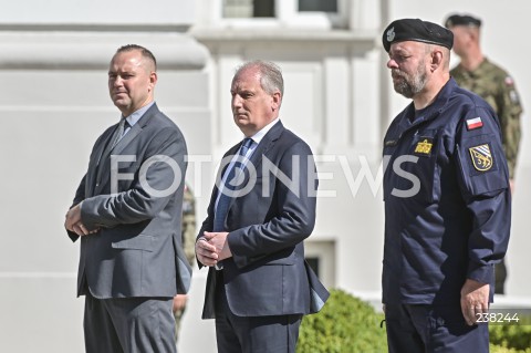  11.08.2020 GDYNIA<br />
KONFERENCJA MINISTRA OBRONY NARODOWEJ W KOMENDZIE MARYNARKI WOJENNEJ W GDYNI NT. PRZYGOTOWAN DO OBCHODOW 81. ROCZNICY WYBUCHU II WOJNY SWIATOWEJ NA WESTERPLATTE <br />
N/Z KAROL NAWROCKI DARIUSZ DRELICH KONTRADMIRAL MIROSLAW JURKOWLANIEC<br />
 