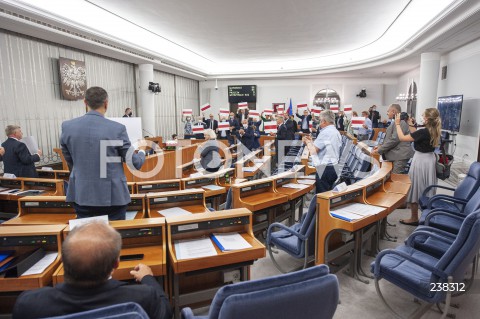  12.08.2020 WARSZAWA SENAT<br />
POSIEDZENIE SENATU<br />
REZOLUCJA W SPRAWIE POPARCIA PROTESTOW NA BIALORUSI<br />
N/Z SENAT SENATOROWIE VIEW WIDOK<br />
 