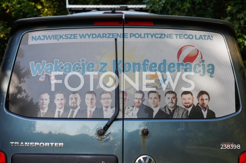  13.08.2020 GDYNIA<br />
WAKACJE Z KONFEDERACJA<br />
FINAL SERII SPOTKAN POLITYKOW KONFEDERACJI Z MIESZKANCAMI I TURYSTAMI NADMORSKICH MIEJSCOWOCI<br />
N/Z BUS KONFEDERACJI<br />
 