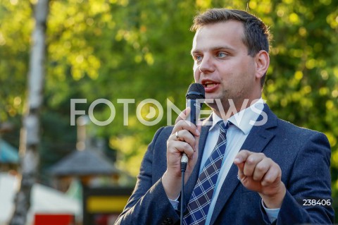  13.08.2020 GDYNIA<br />
WAKACJE Z KONFEDERACJA<br />
FINAL SERII SPOTKAN POLITYKOW KONFEDERACJI Z MIESZKANCAMI I TURYSTAMI NADMORSKICH MIEJSCOWOCI<br />
N/Z JAKUB KULESZA<br />
 