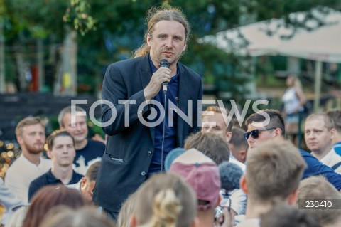  13.08.2020 GDYNIA<br />
WAKACJE Z KONFEDERACJA<br />
FINAL SERII SPOTKAN POLITYKOW KONFEDERACJI Z MIESZKANCAMI I TURYSTAMI NADMORSKICH MIEJSCOWOCI<br />
N/Z DOBROMIR SOSNIERZ<br />
 