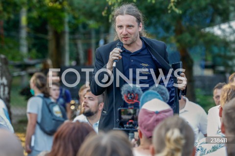  13.08.2020 GDYNIA<br />
WAKACJE Z KONFEDERACJA<br />
FINAL SERII SPOTKAN POLITYKOW KONFEDERACJI Z MIESZKANCAMI I TURYSTAMI NADMORSKICH MIEJSCOWOCI<br />
N/Z DOBROMIR SOSNIERZ<br />
 