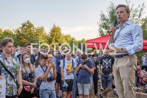 Spotkanie z politykami Konfederacji w ramach akcji "Wakacje z Konfederacją" w Gdyni