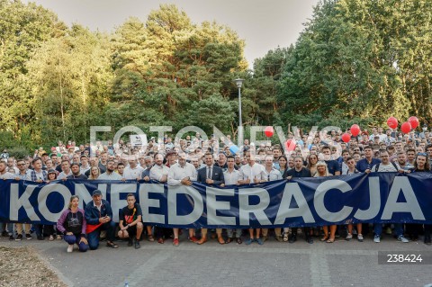  13.08.2020 GDYNIA<br />
WAKACJE Z KONFEDERACJA<br />
FINAL SERII SPOTKAN POLITYKOW KONFEDERACJI Z MIESZKANCAMI I TURYSTAMI NADMORSKICH MIEJSCOWOCI<br />
N/Z KRZYSZTOF BOSAK DOBROMIR SOSNIERZ MICHAL URBANIAK KONRAD BERKOWICZ JAKUB KULESZA ARTUR DZIAMBOR SELFIE<br />
 