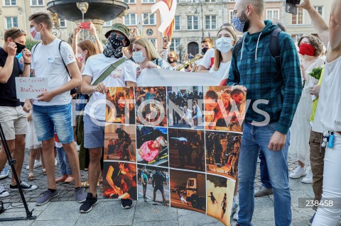  14.08.2020 GDANSK<br />
SOLIDARNI Z BIALORUSIA<br />
MANIFESTACAJA WYRAZAJACA SOLIDARNOSC Z BIALORUSIA<br />
N/Z MANIFESTANCI Z BANEREREM PRZEDSTAWIAJACYM ZDJECIA Z BIALORUSI<br />
 