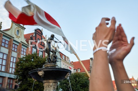  14.08.2020 GDANSK<br />
SOLIDARNI Z BIALORUSIA<br />
MANIFESTACAJA WYRAZAJACA SOLIDARNOSC Z BIALORUSIA<br />
N/Z MANIFESTANCI Z FLAGAMI I BIALYMI OPASKAMI SYMBOLEM SOLIDARNOSCI<br />
 