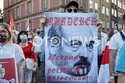  14.08.2020 GDANSK<br />
SOLIDARNI Z BIALORUSIA<br />
MANIFESTACAJA WYRAZAJACA SOLIDARNOSC Z BIALORUSIA<br />
N/Z MANIFESTANT Z BANEREM LUKASZENKA MORDERCA WOLNOSC DLA WIEZNIOW<br />
 