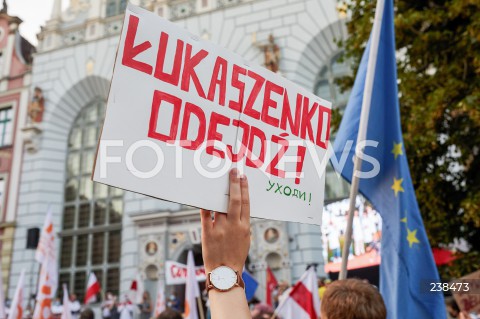  14.08.2020 GDANSK<br />
SOLIDARNI Z BIALORUSIA<br />
MANIFESTACAJA WYRAZAJACA SOLIDARNOSC Z BIALORUSIA<br />
N/Z MANIFESTANCI Z BANEREM LUKASZENKO ODEJDZ I FLAGA UNII EUROPEJSKIEJ<br />
 