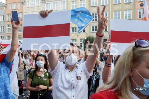  14.08.2020 GDANSK<br />
SOLIDARNI Z BIALORUSIA<br />
MANIFESTACAJA WYRAZAJACA SOLIDARNOSC Z BIALORUSIA<br />
N/Z MANIFESTANCI Z FLAGAMI BIALORUSI UNII EUROPEJSKIEJ<br />
 