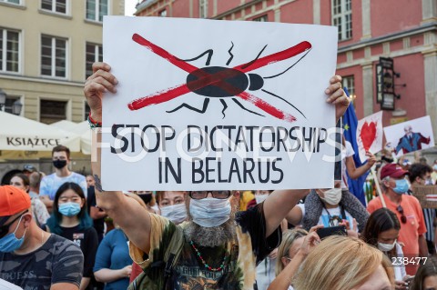  14.08.2020 GDANSK<br />
SOLIDARNI Z BIALORUSIA<br />
MANIFESTACAJA WYRAZAJACA SOLIDARNOSC Z BIALORUSIA<br />
N/Z MANIFESTANT Z BANEREM STOP DICTATORSHIP IN BIELARUS<br />
 