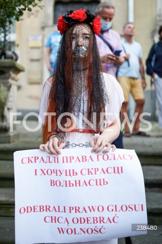  14.08.2020 GDANSK<br />
SOLIDARNI Z BIALORUSIA<br />
MANIFESTACAJA WYRAZAJACA SOLIDARNOSC Z BIALORUSIA<br />
N/Z MANIFESTANTKA Z BANEREM ODEBRALI PRAWO GLOSU CHCA ODEBRAC WOLNOSC<br />
 