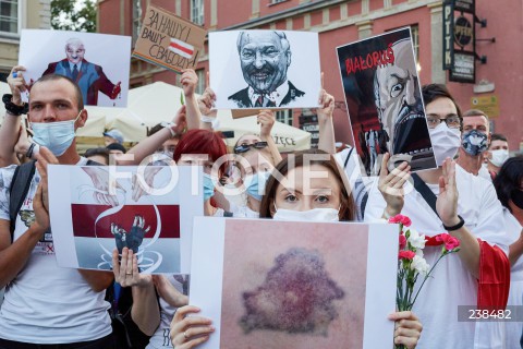  14.08.2020 GDANSK<br />
SOLIDARNI Z BIALORUSIA<br />
MANIFESTACAJA WYRAZAJACA SOLIDARNOSC Z BIALORUSIA<br />
N/Z MANIFESTANCI Z FLAGAMI BIALORUSI PORTRETAMI LUKASZENKI<br />
 