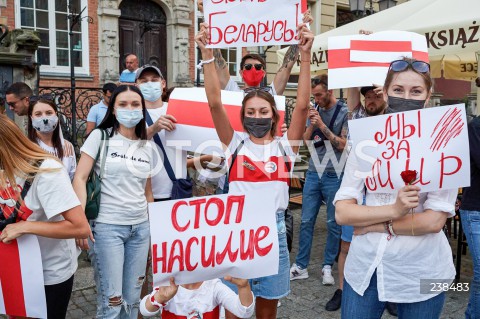  14.08.2020 GDANSK<br />
SOLIDARNI Z BIALORUSIA<br />
MANIFESTACAJA WYRAZAJACA SOLIDARNOSC Z BIALORUSIA<br />
N/Z MANIFESTANCI Z FLAGAMI BIALORUSI<br />
 