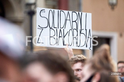  14.08.2020 GDANSK<br />
SOLIDARNI Z BIALORUSIA<br />
MANIFESTACAJA WYRAZAJACA SOLIDARNOSC Z BIALORUSIA<br />
N/Z MANIFESTANCI Z BANEREM SOLIDARNI Z BIALORUSIA<br />
 