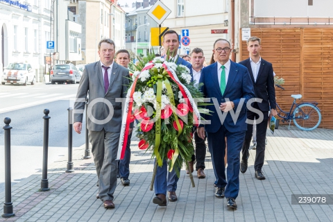  16.08.2020 RZESZOW <br />
ZLOZENIE KWIATOW PRZEZ PREZESA PSL POD TABLICA UPAMIETNIAJACA POWSTANIE RUCHU LUDOWEGO <br />
N/Z WLADYSLAW KOSINIAK KAMYSZ MIECZYSLAW KASPRZAK ZBIGNIEW MICAL <br />
 