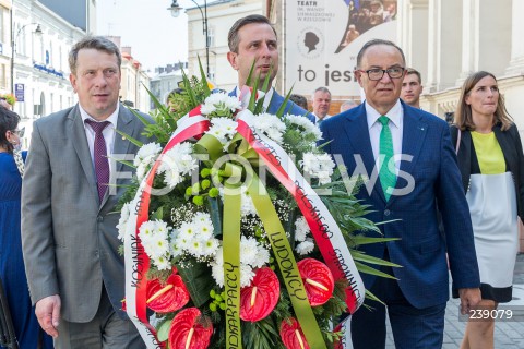  16.08.2020 RZESZOW <br />
ZLOZENIE KWIATOW PRZEZ PREZESA PSL POD TABLICA UPAMIETNIAJACA POWSTANIE RUCHU LUDOWEGO <br />
N/Z WLADYSLAW KOSINIAK KAMYSZ MIECZYSLAW KASPRZAK ZBIGNIEW MICAL <br />
 