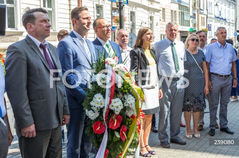  16.08.2020 RZESZOW <br />
ZLOZENIE KWIATOW PRZEZ PREZESA PSL POD TABLICA UPAMIETNIAJACA POWSTANIE RUCHU LUDOWEGO <br />
N/Z WLADYSLAW KOSINIAK KAMYSZ MIECZYSLAW KASPRZAK ZBIGNIEW MICAL MAGDALENA SOBKOWIAK <br />
 