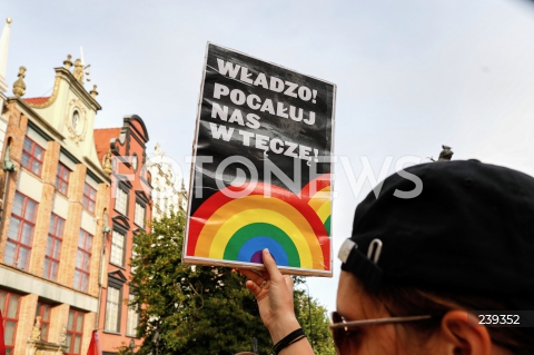  20.08.2020 GDANSK<br />
PROTEST JESTEM LGBT - PRZECIWKO PRZEMOCY I MOWIE NIENAWISCI WOBEC SPOLECZNOSCI LGBTQ+<br />
N/Z MANIFESTANCI Z TRANSPARENTEM WLADZO POCALUJ NAS W TECZE<br />
 