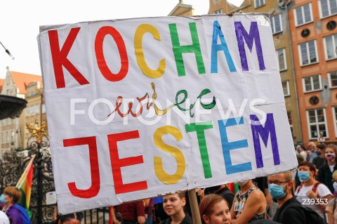  20.08.2020 GDANSK<br />
PROTEST JESTEM LGBT - PRZECIWKO PRZEMOCY I MOWIE NIENAWISCI WOBEC SPOLECZNOSCI LGBTQ+<br />
N/Z MANIFESTANCI Z TRANSPARENTEM KOCHAM WIEC JESTEM<br />
 