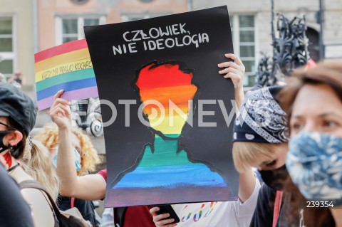  20.08.2020 GDANSK<br />
PROTEST JESTEM LGBT - PRZECIWKO PRZEMOCY I MOWIE NIENAWISCI WOBEC SPOLECZNOSCI LGBTQ+<br />
N/Z MANIFESTANCI Z TRANSPARENTEM CZLOWIEK NIE IDEOLOGIA<br />
 