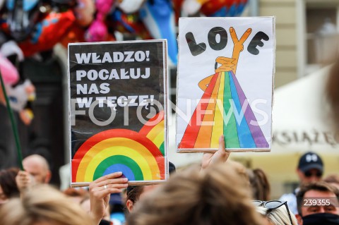  20.08.2020 GDANSK<br />
PROTEST JESTEM LGBT - PRZECIWKO PRZEMOCY I MOWIE NIENAWISCI WOBEC SPOLECZNOSCI LGBTQ+<br />
N/Z MANIFESTANCI Z TRANSPARENTEM WLADZO POCALUJ NAS W TECZE LOVE<br />
 