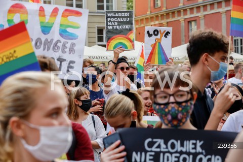  20.08.2020 GDANSK<br />
PROTEST JESTEM LGBT - PRZECIWKO PRZEMOCY I MOWIE NIENAWISCI WOBEC SPOLECZNOSCI LGBTQ+<br />
N/Z MANIFESTANCI Z TRANSPARENTAMI CZLOWIEK NIE IDEOLOGIA LOVE STRONGER THAN HATE LOVE WLADZO POCALUJ NAS W TECZE<br />
 