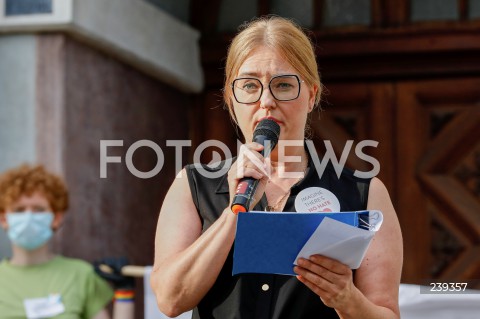  20.08.2020 GDANSK<br />
PROTEST JESTEM LGBT - PRZECIWKO PRZEMOCY I MOWIE NIENAWISCI WOBEC SPOLECZNOSCI LGBTQ+<br />
N/Z EUROPOSLANKA MAGDALENA ADAMOWICZ<br />
 