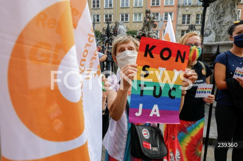  20.08.2020 GDANSK<br />
PROTEST JESTEM LGBT - PRZECIWKO PRZEMOCY I MOWIE NIENAWISCI WOBEC SPOLECZNOSCI LGBTQ+<br />
N/Z MANIFESTANCI Z TRANSPARENTEM KONSTYTUCJA<br />
 